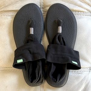 NWOT Women’s Sanuk cloth strap yoga sandals, almost new